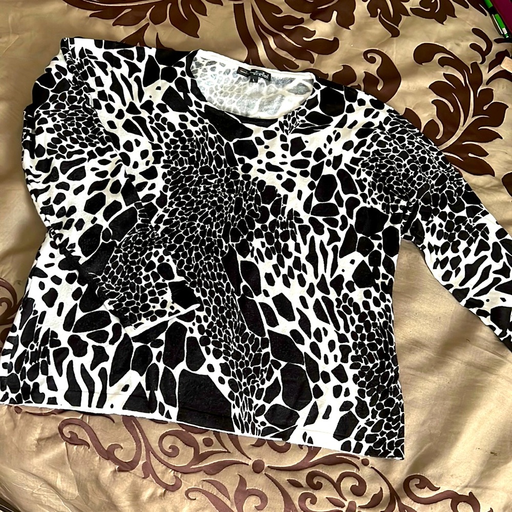 Black and white scoop neck top